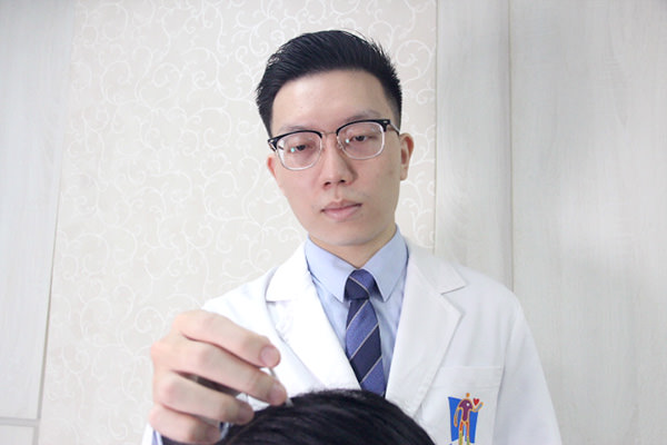 台中公园仁心堂中医诊所医师诊治照片